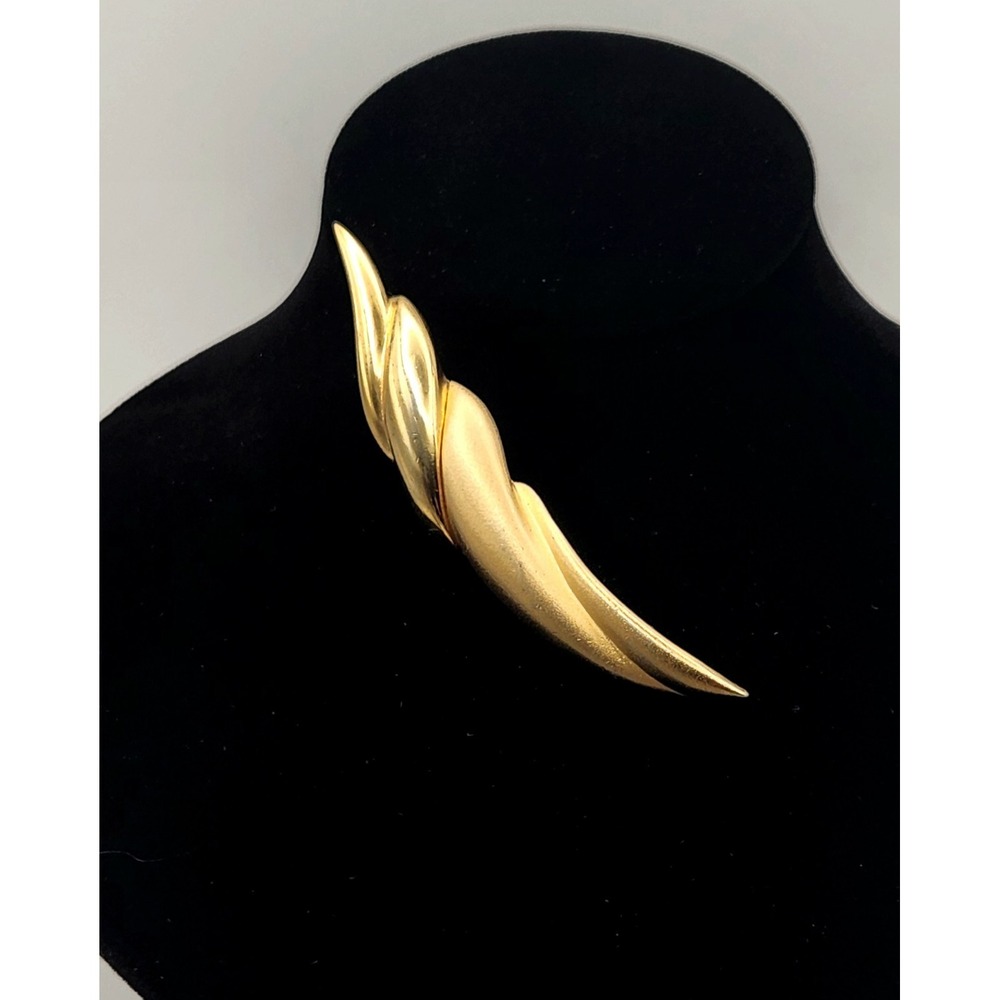 Vintage Casual Corner Gold Tone Modernist Brooch Pin Abstract Sculptural Signed
